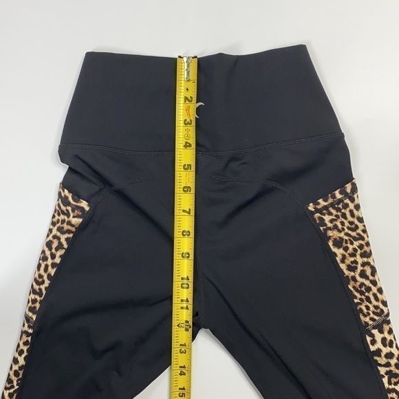 Zyia Active Cropped Leopard Print Crop Leggings/Capri With Pockets - Picture 4 of 9